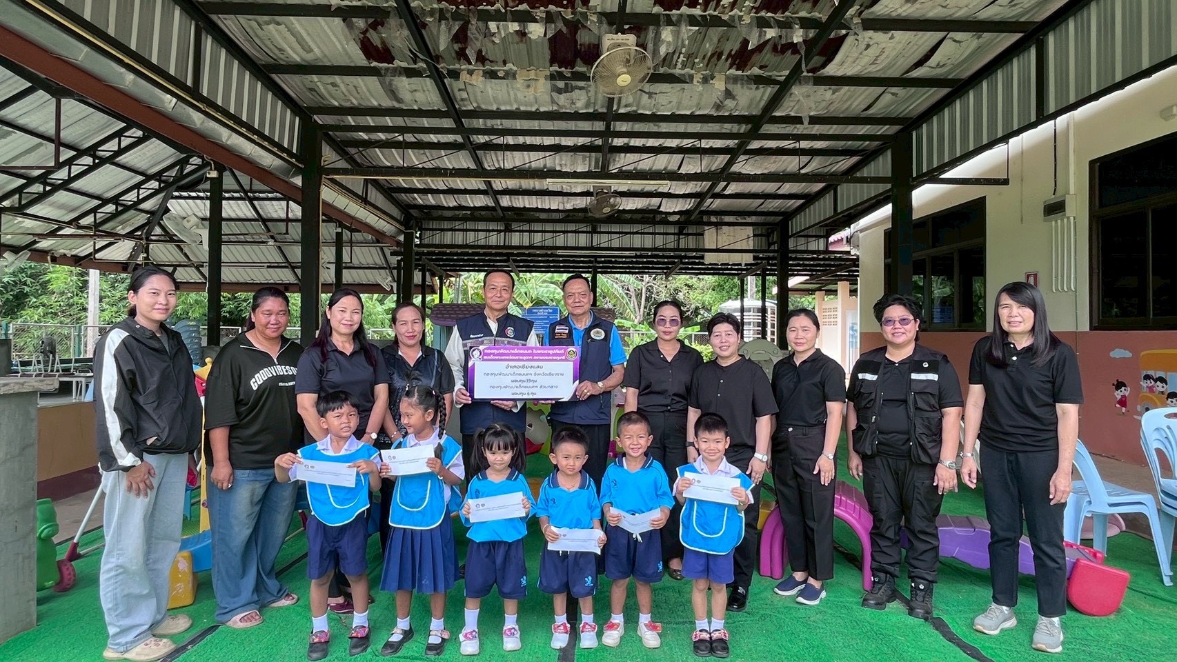 พช.เชียงแสน ดำเนินการมอบทุนอุปการะเด็กยากจนและด้อยโอกาส โดยกองทุนพัฒนาเด็กชนบทในพระราชูปถัมภ์สมเด็จพระเทพรัตนราชสุดาฯ สยามบรมราชกุมารี